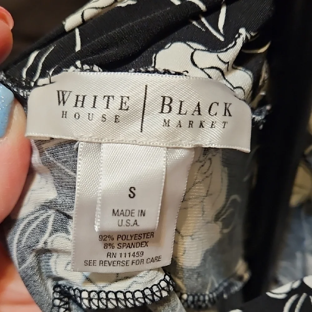 White House Black Market Black and White Floral V-Neck Top - Picture 4 of 4